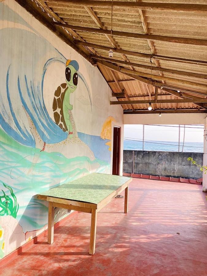 The Wave Surf Inn Midigama East Exterior photo